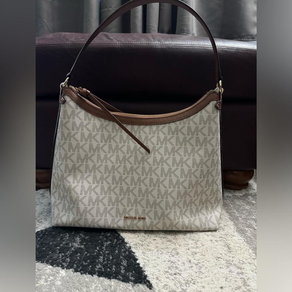Michael Kors purse - Picture 1 of 7
